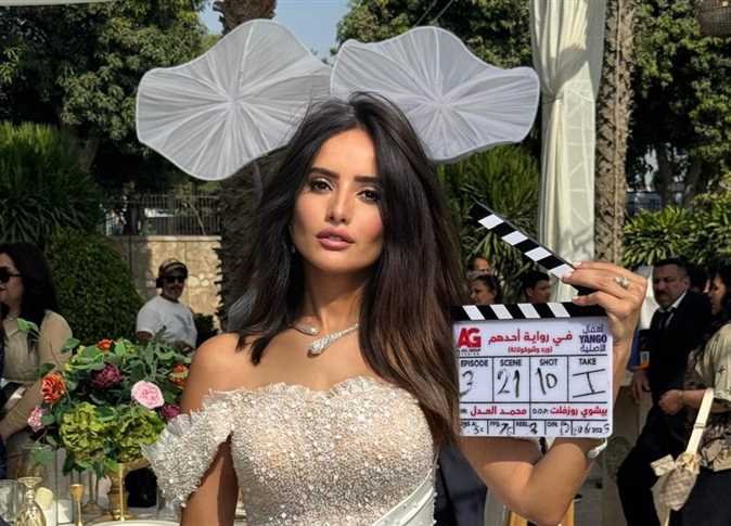 زينة تتصدر التريند بسبب مسلسل ورد وشوكولاتة وإطلالاتها الجريئة